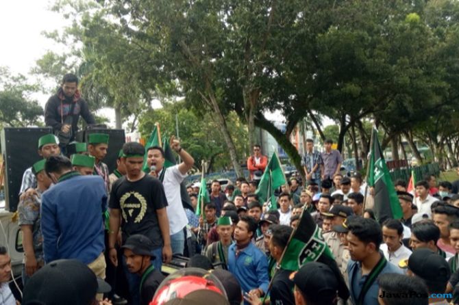 Kutuk Tindakan Anarkis Aparat, Ratusan Masa HMI Pekanbaru Geruduk DPRD Riau Kutuk Tindakan Anarkis Aparat, Ratusan Masa HMI Pekanbaru Geruduk DPRD Riaui