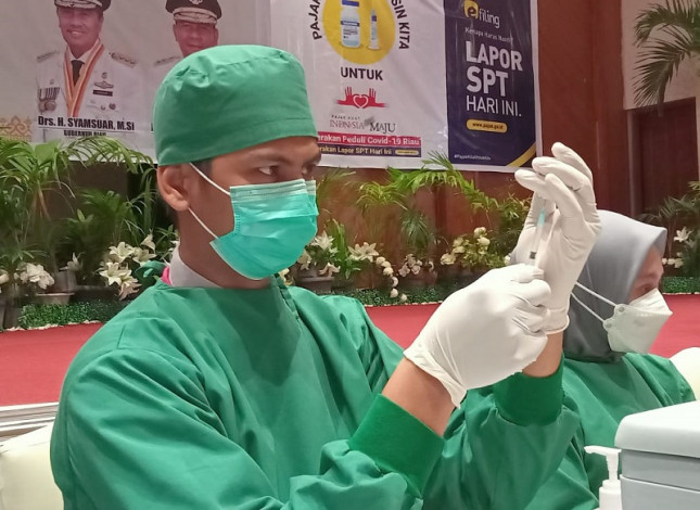 Ribuan Guru Pekanbaru Alami Penundaan Vaksin COVID-19 Ribuan Guru Pekanbaru Alami Penundaan Vaksin COVID-19i