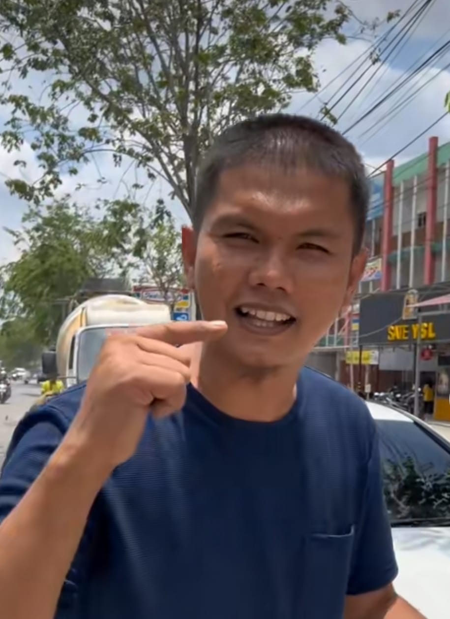 Pejabat di Riau Tak Punya Rasa Malu! Warga ini Perbaiki Jalan Pakai Dana Pribadi. Pejabat di Riau Tak Punya Rasa Malu! Warga ini Perbaiki Jalan Pakai Dana Pribadi.i