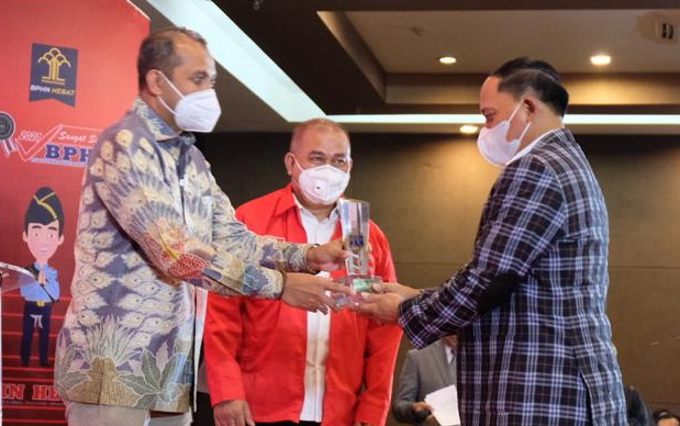 Kanwil Kemenkumham Riau Terima Penghargaan Penyelenggara Bantuan Hukum Terbaik Kanwil Kemenkumham Riau Terima Penghargaan Penyelenggara Bantuan Hukum Terbaiki