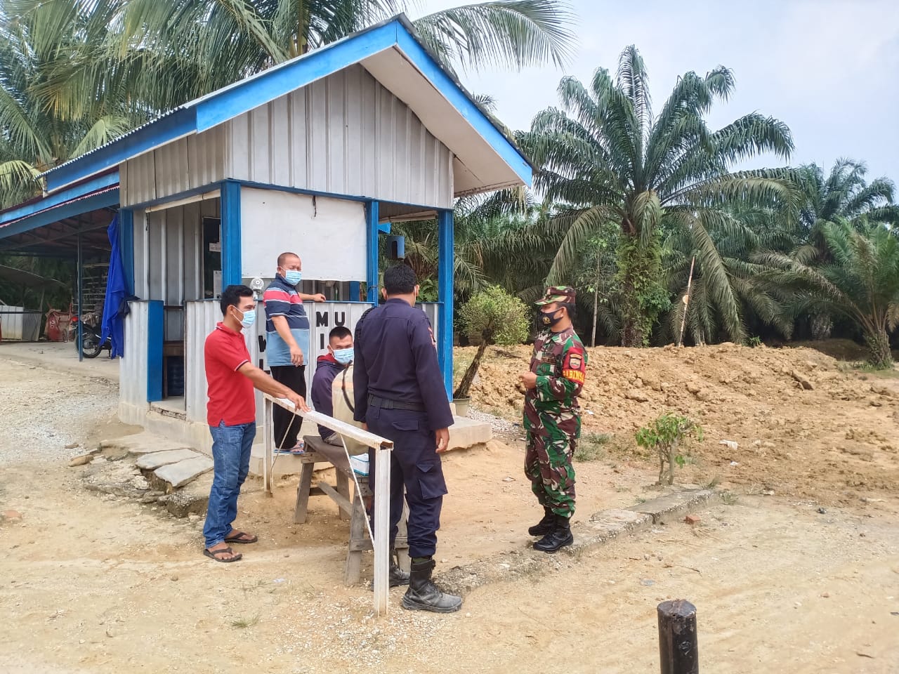 Babinsa Koramil 06/ SH Himbau Karyawan Dan Security Agar Selalu Waspada Dengan Kebakaran Lahan Babinsa Koramil 06/ SH Himbau Karyawan Dan Security Agar Selalu Waspada Dengan Kebakaran Lahani