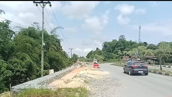 Proyek Turap di Jalan Lintas Bangkinang–Pekanbaru Diduga Siluman, Masyarakat Desak Pemerintah Usut