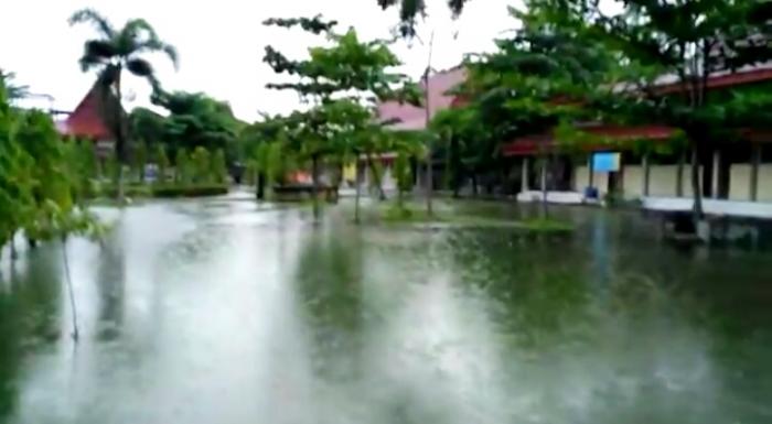 Banjir Tergenang Air, Mahasiswa Kampus Favorit di Pekanbaru ini Terpaksa Bawa Sepatu Cadangan Banjir Tergenang Air, Mahasiswa Kampus Favorit di Pekanbaru ini Terpaksa Bawa Sepatu Cadangani