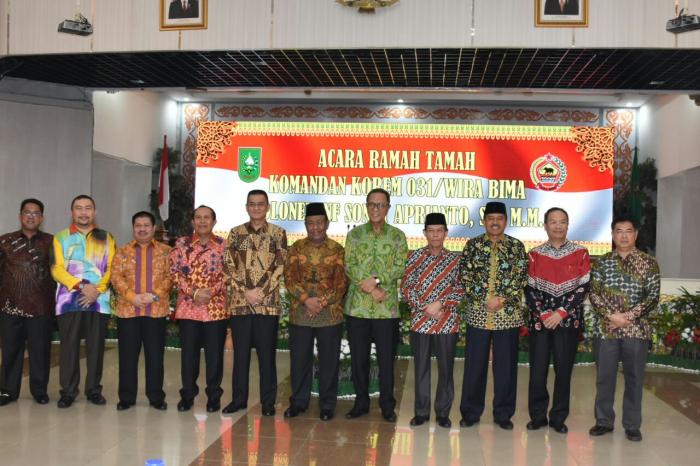 Bupati se-Riau Silaturahmi Dengan Danrem 031 Wirabima yang Baru Bupati se-Riau Silaturahmi Dengan Danrem 031 Wirabima yang Barui