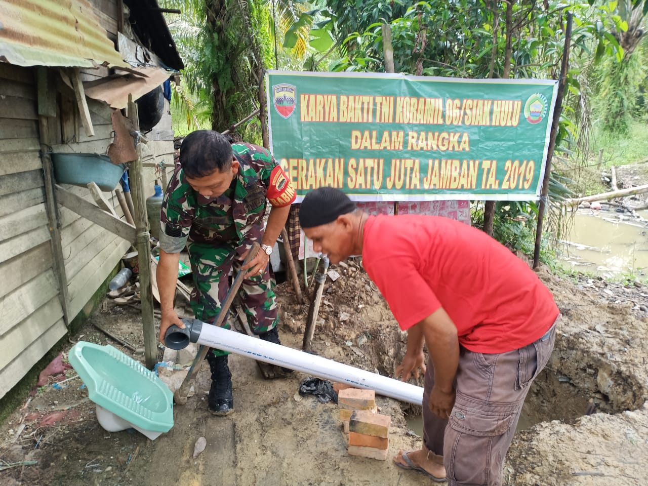Babinsa 06/SH Serma Kamisen Manik Berikan Bantuan Bangun Jamban Untuk Warga Teratak Buluh Babinsa 06/SH Serma Kamisen Manik Berikan Bantuan Bangun Jamban Untuk Warga Teratak Buluhi