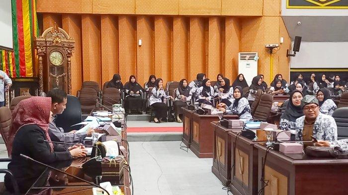 Komisi III DPRD Kota Pekanbaru Didatangi Ratusan Guru Honorer, Tagih Solusi Jadi ASN PPPKi