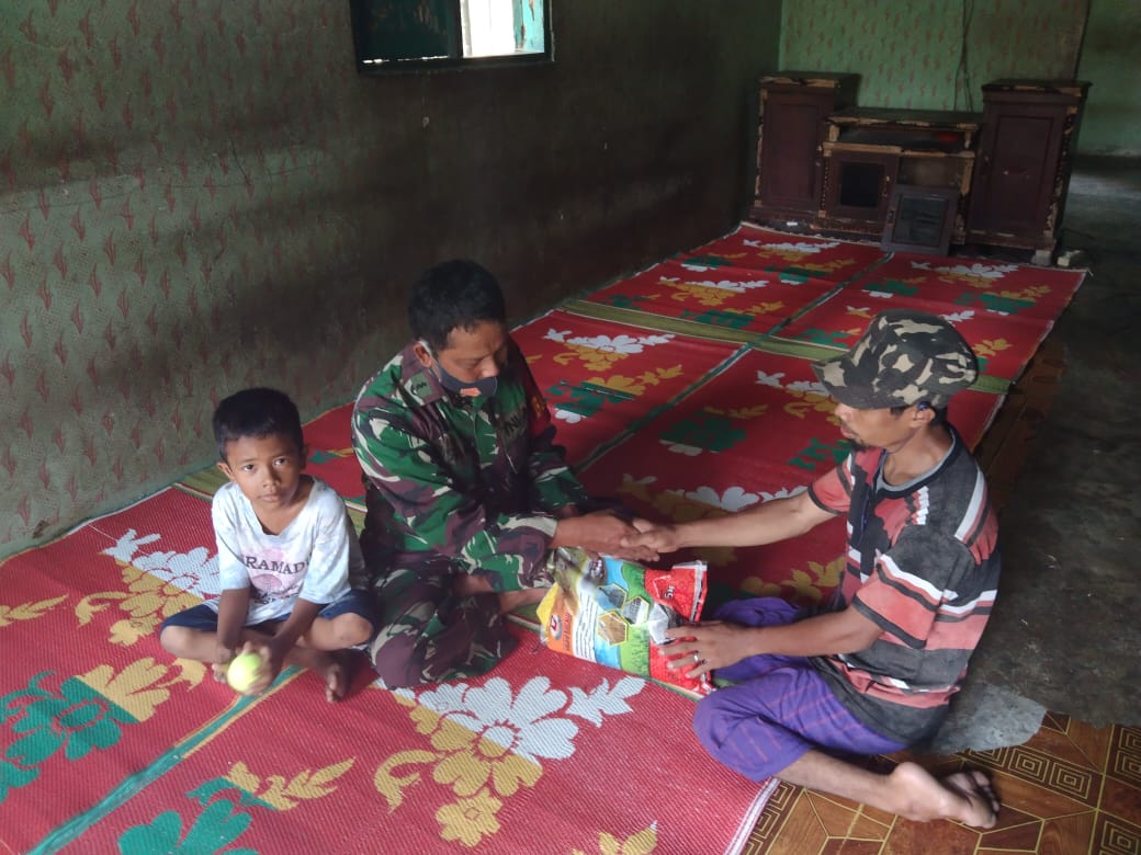 Pelda Ruslam Babinsa Koramil 06/SH Berikan Beras Ke Warga Tidak Mampu Pelda Ruslam Babinsa Koramil 06/SH Berikan Beras Ke Warga Tidak Mampui