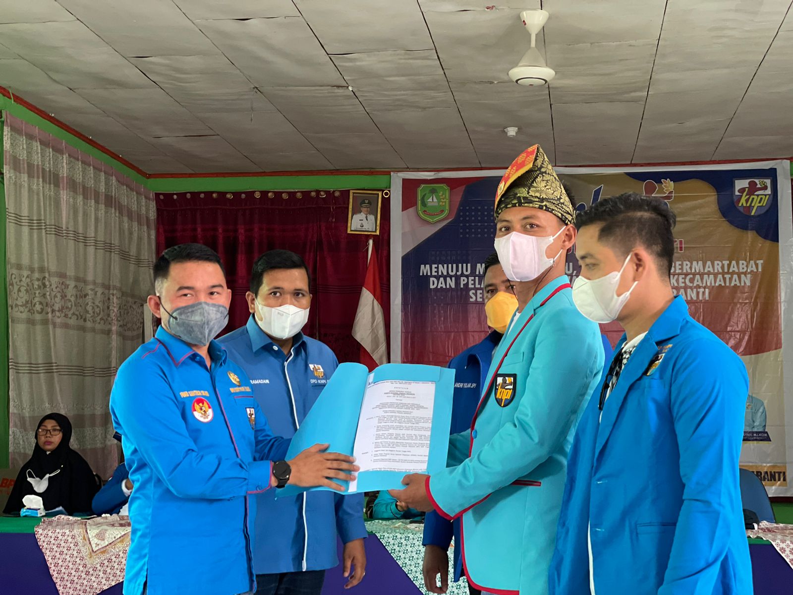 Ketua DPD KNPI Riau Serahkan SK Kepengurusan DPD KNPI Meranti Pada Momentum Jambore Pemuda Ketua DPD KNPI Riau Serahkan SK Kepengurusan DPD KNPI Meranti Pada Momentum Jambore Pemudai