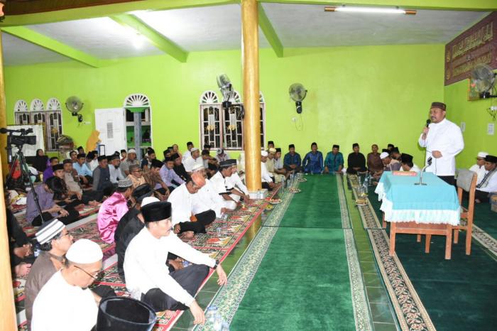 Safari Ramadhan Perdana, Wabup Serahkan E-KTP dan Bantuan Masjid Istiqomah XIII Koto Kampari
