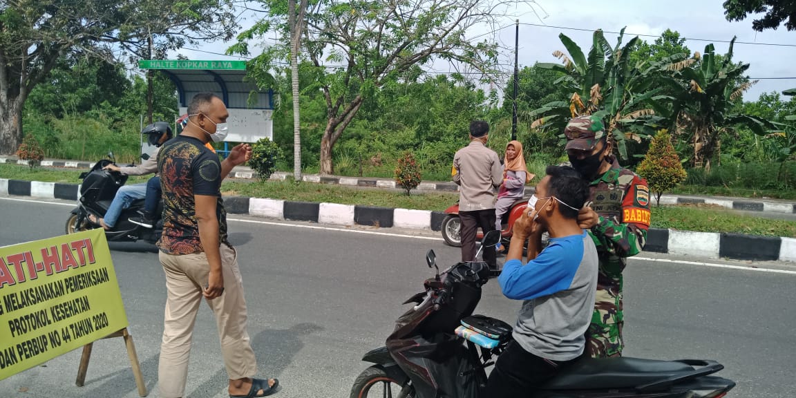 Babinsa Dan Bhabinkamtibmas Bagikan Masker Upaya Mendukung TMMD Ke - 110 KODIM 0313/KPR Babinsa Dan Bhabinkamtibmas Bagikan Masker Upaya Mendukung TMMD Ke - 110 KODIM 0313/KPRi