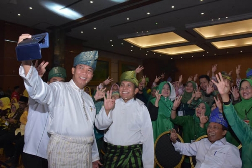 Tampil Dengan Busana Putih Gading, Firdaus-Rusli Kompak Berikan Yang Terbaik Tampil Dengan Busana Putih Gading, Firdaus-Rusli Kompak Berikan Yang Terbaiki