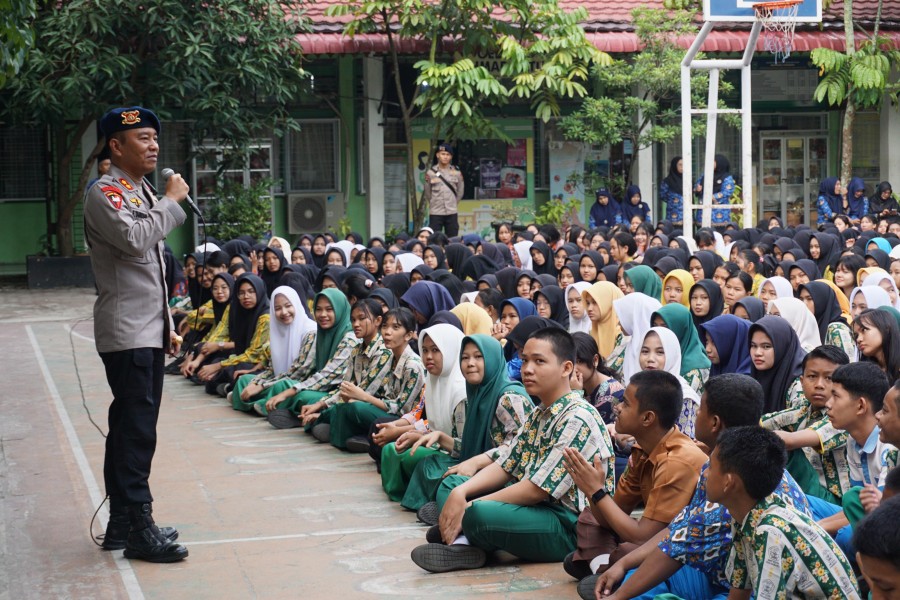 Gegana Brimob Polda Riau Laksanakan Green Policing dan Edukasi Lingkungan di Sekolah Gegana Brimob Polda Riau Laksanakan Green Policing dan Edukasi Lingkungan di Sekolahi