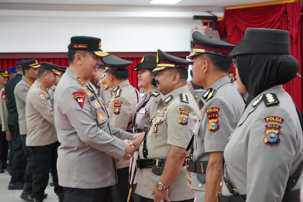 Beberapa Pejabat Utama dan Kapolres Jajaran Polda Riau Diserahterimakan