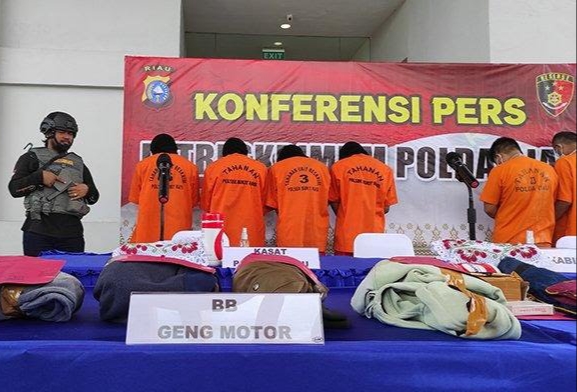 Polda Riau Tangkap Geng Motor yang Berulah di Parit Indah, Ternyata Masih Pelajar Polda Riau Tangkap Geng Motor yang Berulah di Parit Indah, Ternyata Masih Pelajari
