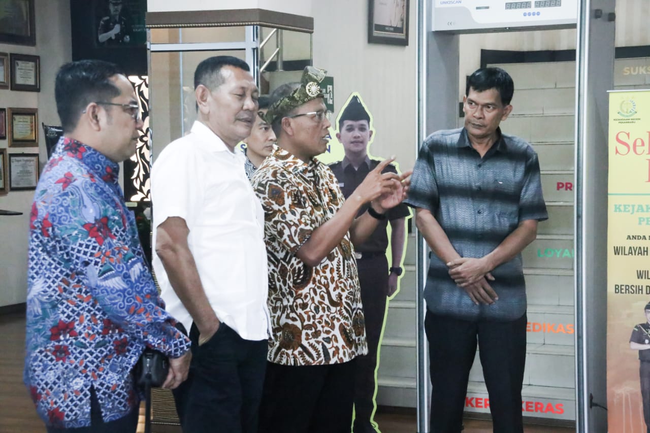KUNJUNGAN TIM REFORMASI BIROKRASI KEJAKSAAN REPUBLIK INDONESIA KE KEJAKSAAN NEGERI PEKANBARU KUNJUNGAN TIM REFORMASI BIROKRASI KEJAKSAAN REPUBLIK INDONESIA KE KEJAKSAAN NEGERI PEKANBARUi