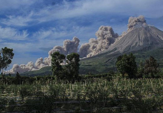 Sinabung Erupsi Disertai Awan Panas, Tinggi Kolom Abu 3,5 Kmi