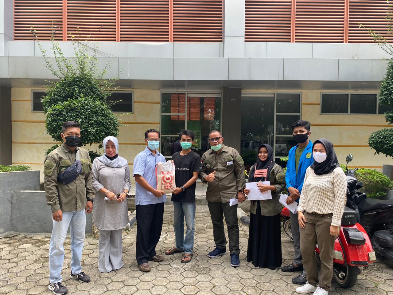 IKA UIR Salurkan 100 Paket Sembako Tahap Dua Beserta Masker dan Sanitizer IKA UIR Salurkan 100 Paket Sembako Tahap Dua Beserta Masker dan Sanitizeri