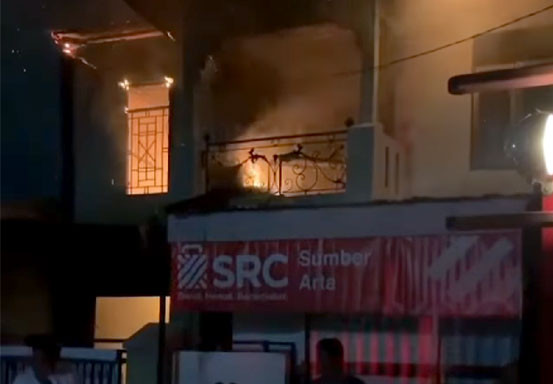Rumah 2 Tingkat di Tampan Ludes Dilalap Si Jago Merah Rumah 2 Tingkat di Tampan Ludes Dilalap Si Jago Merahi