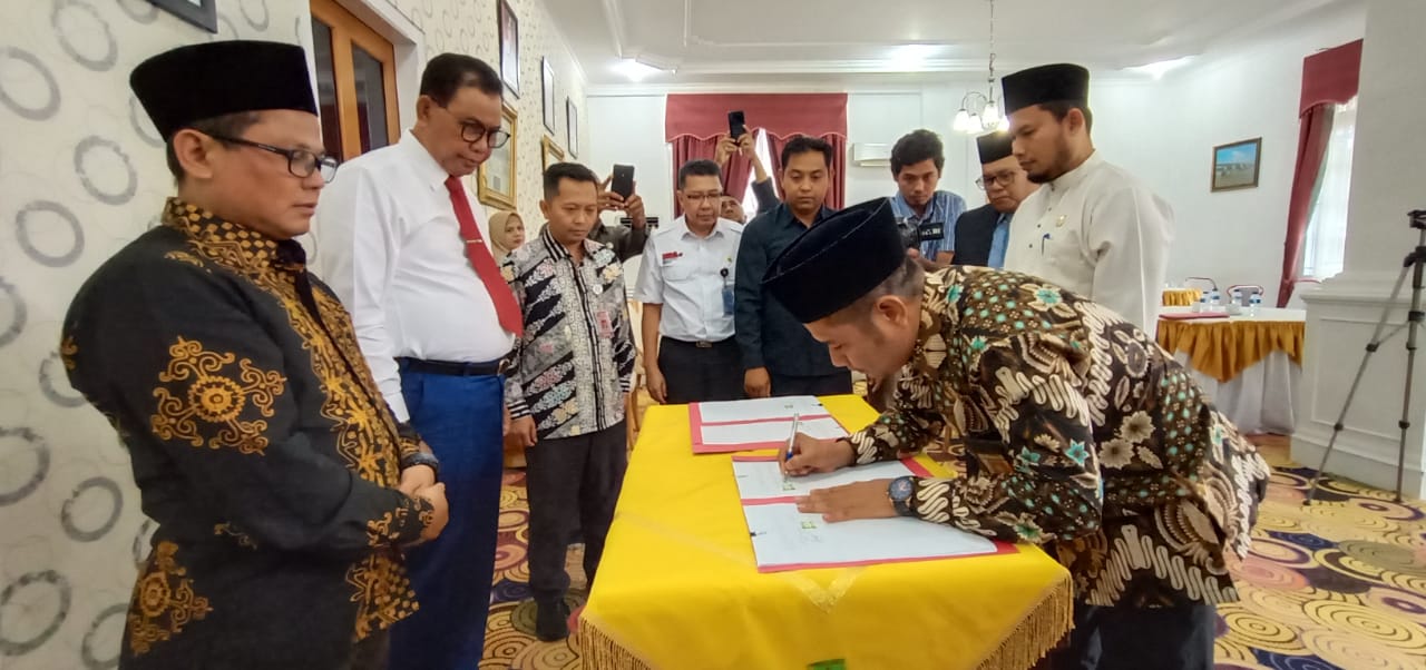 Pilkada Serentak 2020, Bawaslu 6 Kabupaten di Riau Tandatangani Dana Hibah Pilkada Serentak 2020, Bawaslu 6 Kabupaten di Riau Tandatangani Dana Hibahi