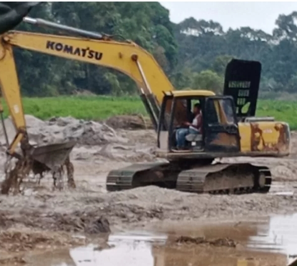 Belum Beberapa Minggu Dihentikan, Aktifitas Pertambangan Galian C Kembali Beroperasi. Belum Beberapa Minggu Dihentikan, Aktifitas Pertambangan Galian C Kembali Beroperasi.i