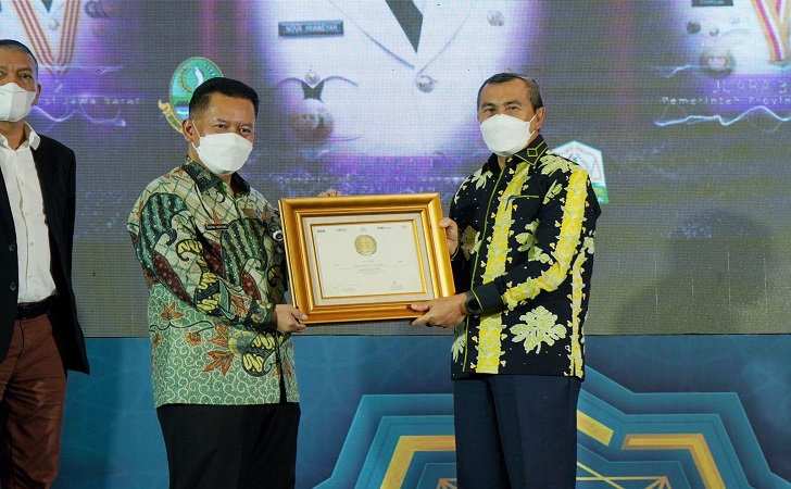 Gubri Syamsuar Terima Anugerah Adinata Syariah 2022 Gubri Syamsuar Terima Anugerah Adinata Syariah 2022i