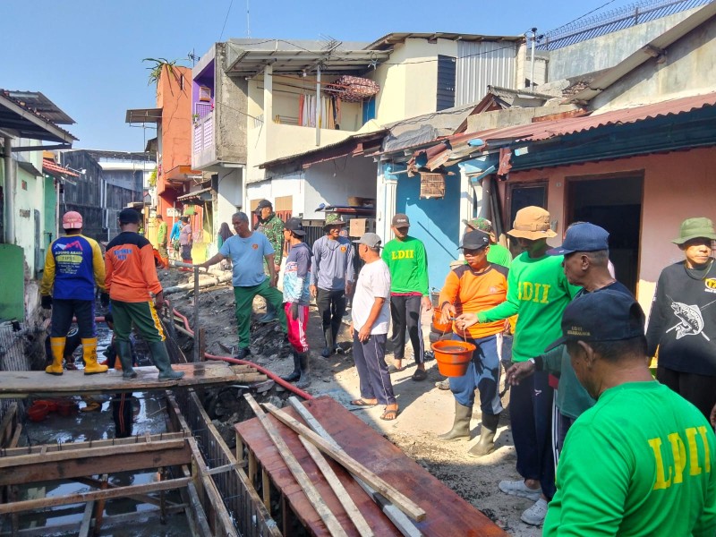 Satgas TMMD Sengkuyung Tak Kenal Hari Libur, Bersama Masyarakat dan Ormas Terus Genjot Kerjakan Pengecoran