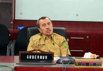 Gubri Syamsuar Terima Penghargaan dari Kemenag RI Gubri Syamsuar Terima Penghargaan dari Kemenag RIi