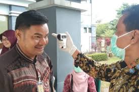 Saat Kunjungan Kerja Wapres ke UIN Suska Riau, Tamu Undangan Diperiksa dengan Mobile Thermo Scanner Saat Kunjungan Kerja Wapres ke UIN Suska Riau, Tamu Undangan Diperiksa dengan Mobile Thermo Scanneri