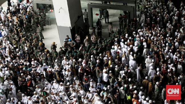 Massa Berebut Cium Tangan Rizieq Massa Berebut Cium Tangan Rizieqi