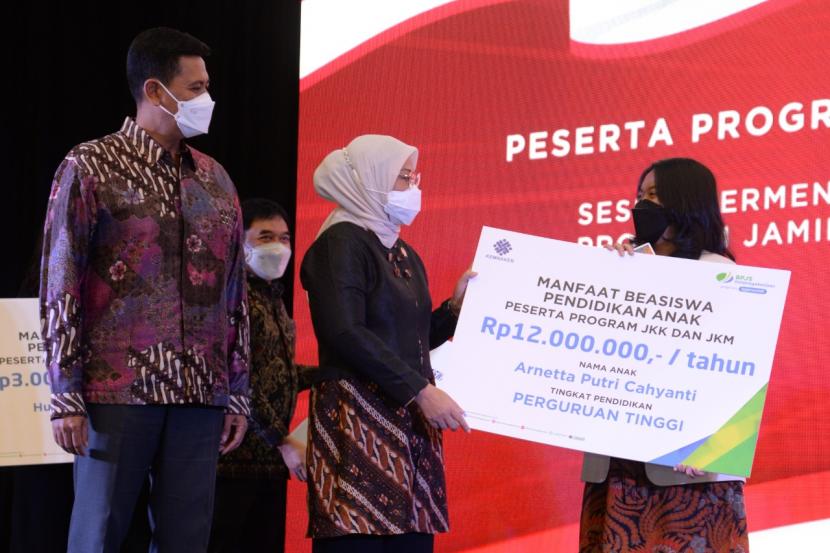 Menaker Serahkan Beasiswa untuk Anak Peserta BP Jamsostek Menaker Serahkan Beasiswa untuk Anak Peserta BP Jamsosteki