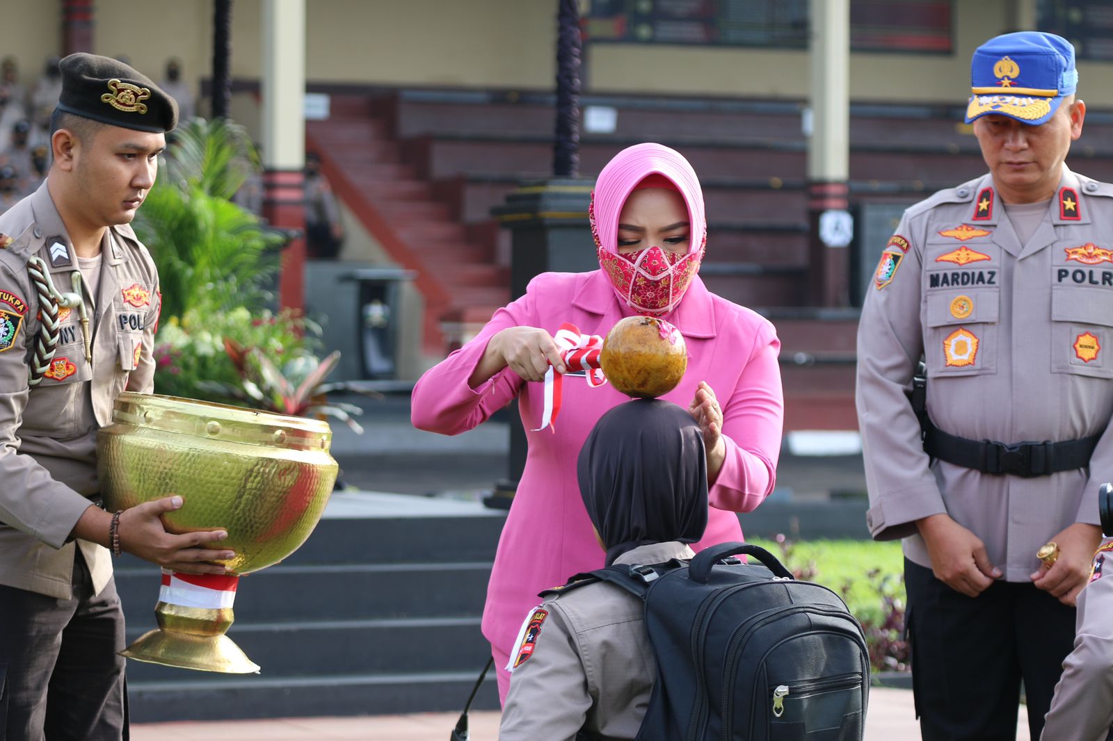 Penyiraman Air Bunga Sebagai Tanda Dibukanya Bintra Lemdik Dan Orientasi Pengenalan Lingkungan PAG Penyiraman Air Bunga Sebagai Tanda Dibukanya Bintra Lemdik Dan Orientasi Pengenalan Lingkungan PAGi