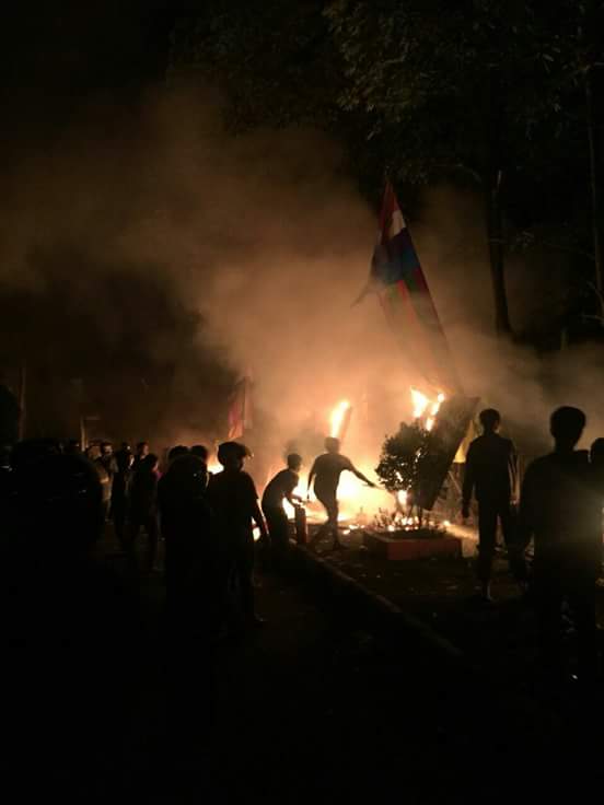MENCEKAM !! Bentrokan Mahasiswa Fakultas Teknik dan FISIP UNRI Masih Berlanjut Hingga Malam ini