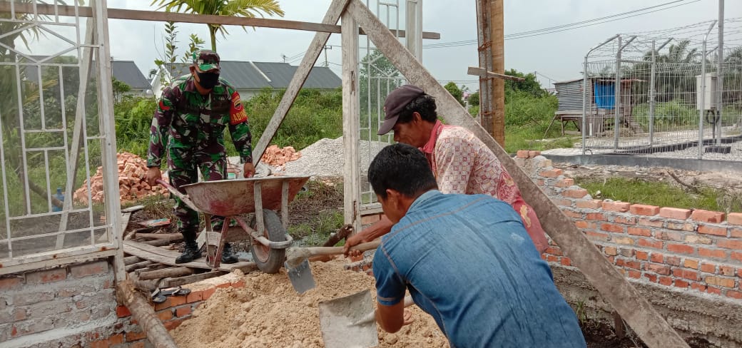 Personel Koramil 06/SH Bantu Membangun Rumah Warga Personel Koramil 06/SH Bantu Membangun Rumah Warga i