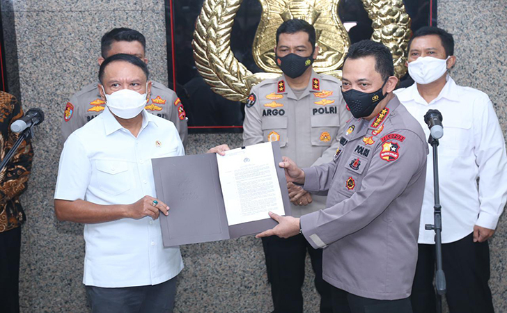 Kapolri Izinkan Kompetisi Sepakbola: Sepakbola Tetap Harus Berjalan Kapolri Izinkan Kompetisi Sepakbola: Sepakbola Tetap Harus Berjalani