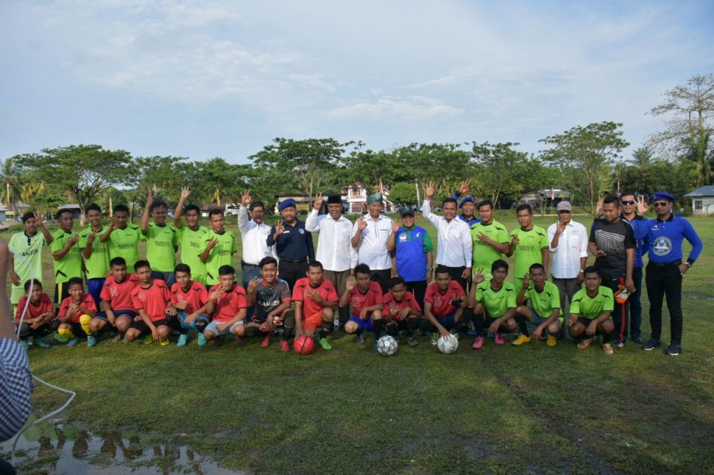Firdaus-Rusli Buka Turnamen Sepak Bola di Tandun Firdaus-Rusli Buka Turnamen Sepak Bola di Tanduni
