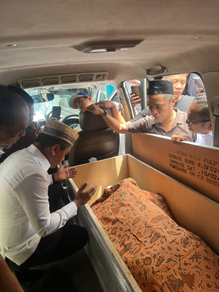 Menteri ESDM dan Ketum Golkar Bahlil Lahadalia Melayat Kanda Nurhasan di RSI Jakarta Menteri ESDM dan Ketum Golkar Bahlil Lahadalia Melayat Kanda Nurhasan di RSI Jakartai
