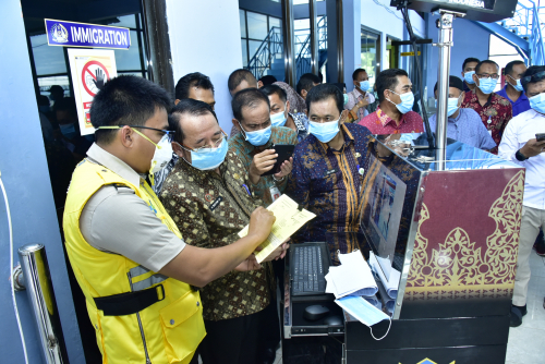 Sekda Tinjau Alat Thermal Scanner di Pelabuhan Internasional Selat baru Sekda Tinjau Alat Thermal Scanner di Pelabuhan Internasional Selat barui