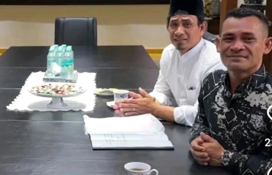 Viral beredar video dua warga yang diduga berasal dari Kabupaten Kampar, Riau, mencegat mobil yang ditumpangi Presiden ke-7 RI Joko Widodo di Solo Viral beredar video dua warga yang diduga berasal dari Kabupaten Kampar, Riau, mencegat mobil yang ditumpangi Presiden ke-7 RI Joko Widodo di Soloi