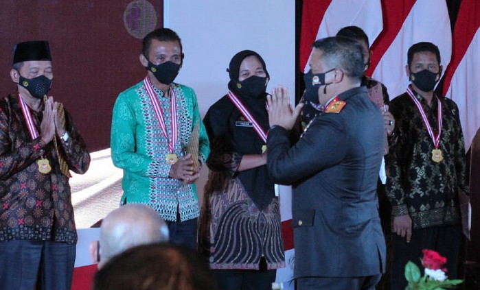 Camat Tenayan Raya Terima Penghargaan Posko PPKM Terbaik Se Riau Camat Tenayan Raya Terima Penghargaan Posko PPKM Terbaik Se Riaui