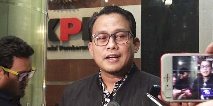 Adik Mardani Maming, Rois Sunandar Dicecar KPK Soal Afiliasi Perusahaan Tambang Adik Mardani Maming, Rois Sunandar Dicecar KPK Soal Afiliasi Perusahaan Tambangi
