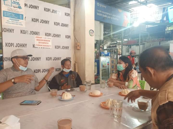 Sambil Makan Bakpao, Petani Dari Riau ini Menanti Kehadiran Advokat Hotman Paris di Kopi Johnyi