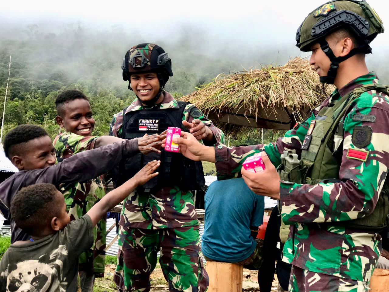 Senyum Lebar, Prajurit Kostrad Ajarkan Sikat Gigi Yang Bersih dan Benar Senyum Lebar, Prajurit Kostrad Ajarkan Sikat Gigi Yang Bersih dan Benari
