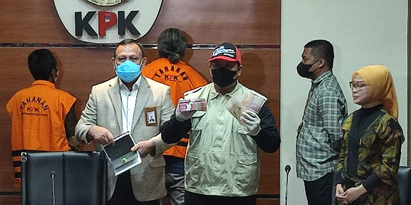 Tangkap Tangan Pejabat MA, KPK Pamerkan Barbuk 205 Ribu Dolar Singapura dan Rp 50 Juta Tangkap Tangan Pejabat MA, KPK Pamerkan Barbuk 205 Ribu Dolar Singapura dan Rp 50 Jutai