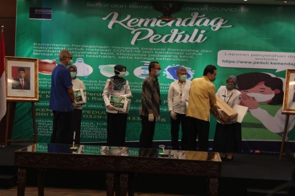 Jakarta Futures Exchange Kembali Serahkan Donasi APD Jakarta Futures Exchange Kembali Serahkan Donasi APDi