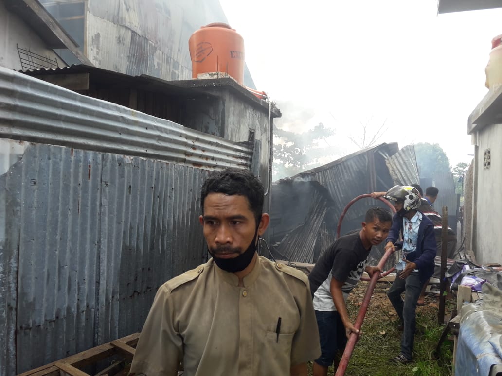 Travo Mesin Las Meledak, Gudang Raja Sofa dan 1 Unit Rumah di Kubang Jaya Siak Hulu Terbakar Travo Mesin Las Meledak, Gudang Raja Sofa dan 1 Unit Rumah di Kubang Jaya Siak Hulu Terbakari