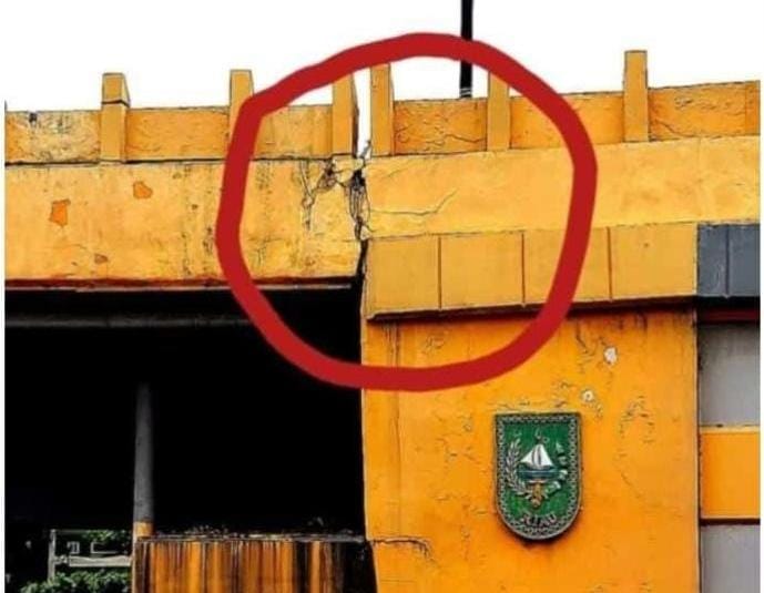 Patah dan Mengancam Nyawa Masyarakat, Ketua KNPI Riau: 'Ayo Kita Bongkar Tipikor Flyover Tersebut' Patah dan Mengancam Nyawa Masyarakat, Ketua KNPI Riau: 'Ayo Kita Bongkar Tipikor Flyover Tersebut'i