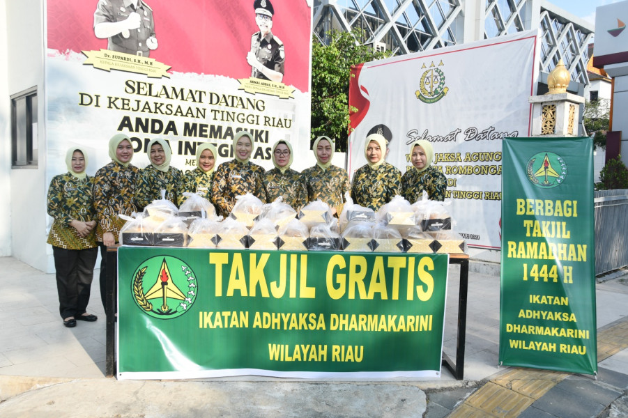 Ikatan Adhyaksa Dharmakarini (IAD) Wilayah Riau Melakukan Kegiatan Sosial Bagi-Bagi Takjil kepada Masyarakat Ikatan Adhyaksa Dharmakarini (IAD) Wilayah Riau Melakukan Kegiatan Sosial Bagi-Bagi Takjil kepada Masyarakati
