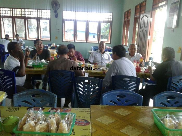 Dari Tembilahan, Andi Rachman Mampir Sarapan Bareng Tokoh Masyarakat Inhu Dari Tembilahan, Andi Rachman Mampir Sarapan Bareng Tokoh Masyarakat Inhui