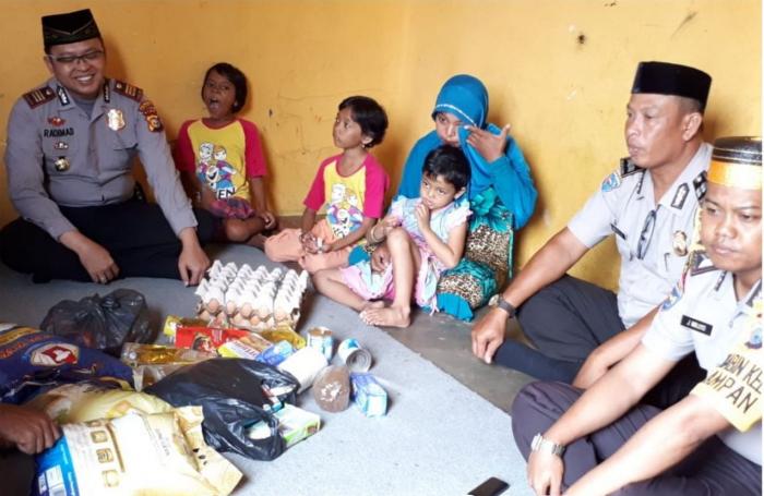 Tim Jum'at Barokah Polsek Payung Sekaki Sambangi Keluarga Kurang Mampu di Tirta Siaki