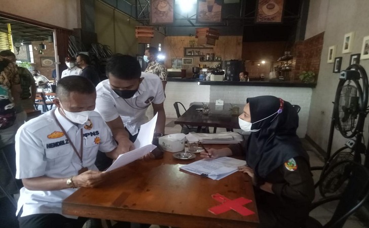 Tim Yustisi Kumpulkan Rp11 Juta Denda Tempat Usaha Pelanggar PPKM Level 4 Tim Yustisi Kumpulkan Rp11 Juta Denda Tempat Usaha Pelanggar PPKM Level 4i